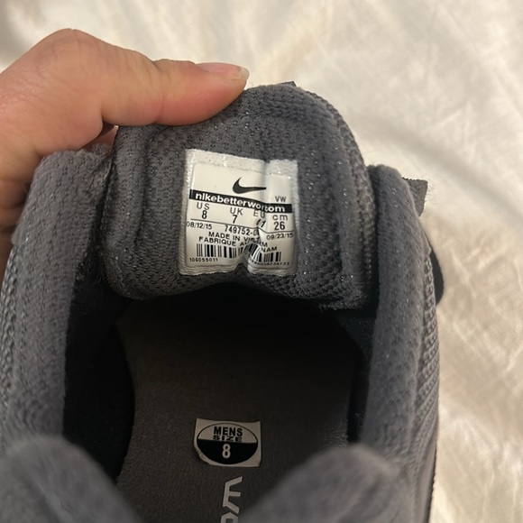 Gray suede Nike shoe - Picture 6 of 6